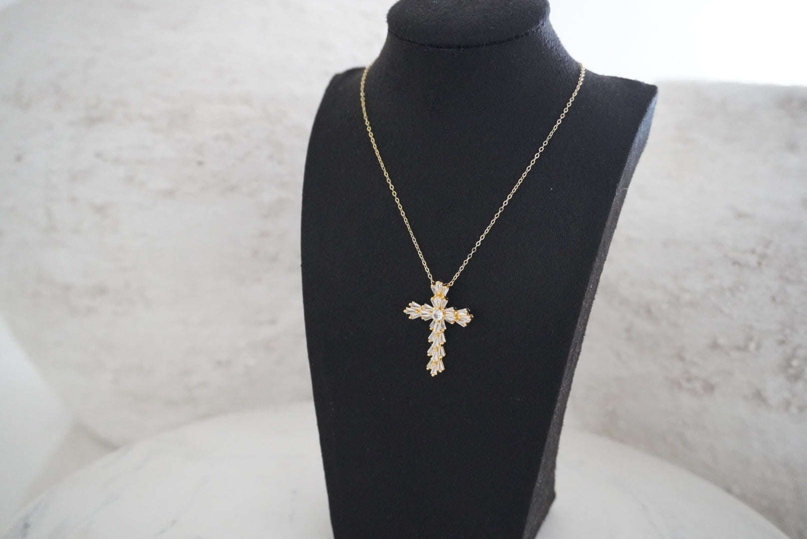 The Lumen Christi Cross Necklace (Gold)