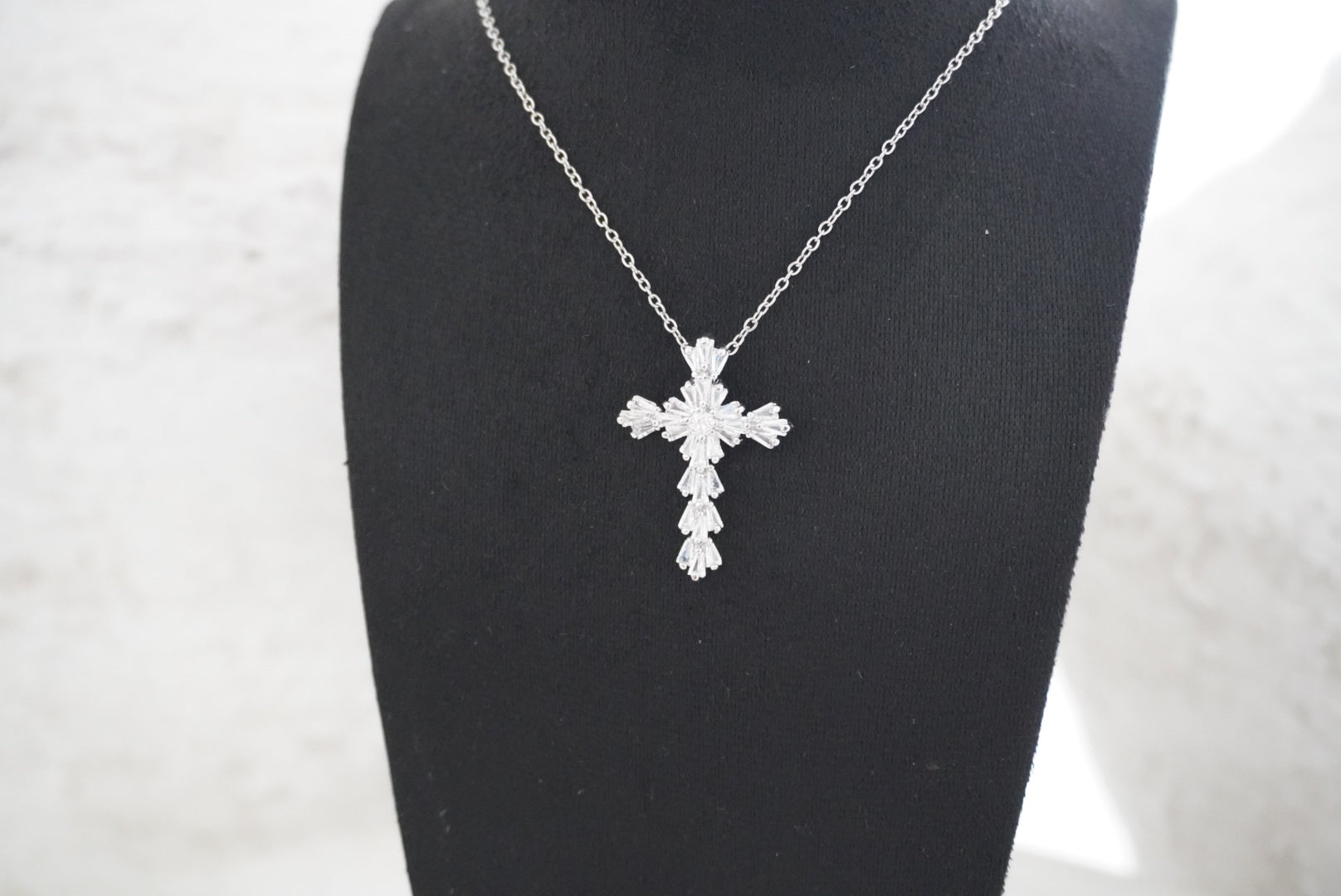 The Lumen Christi Cross Necklace (Silver)